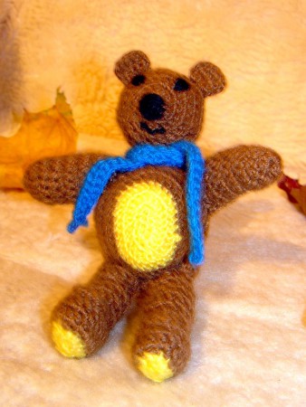 Macko s modrým šálom